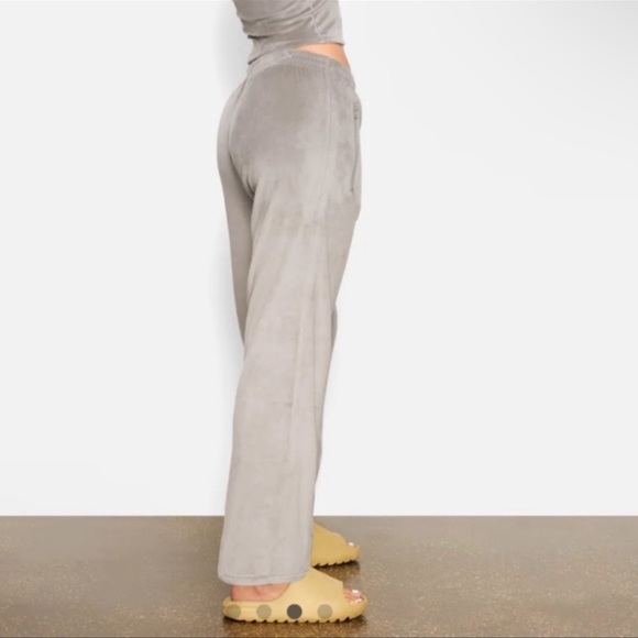 SOLD OUT NWT SKIMS Velour track pants - Smoke Size Large - Picture 3 of 4